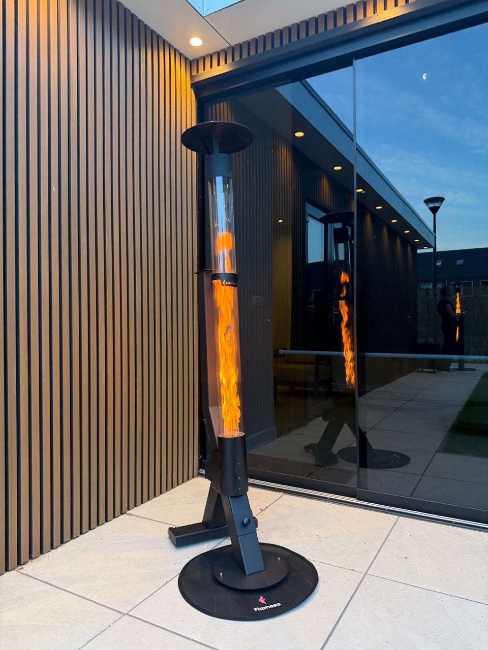 Flamesa Flare estufa de pellets de exterior en terraza
